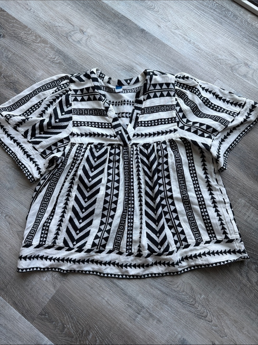 Old Navy Boho Black & White Patterned Women’s Top sz l